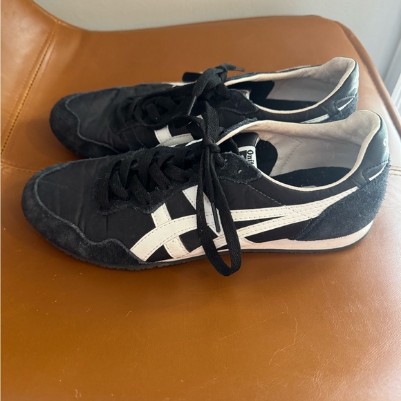 ASICS Onitsuka Tiger Black and White Athletic Shoes. - Picture 3 of 9